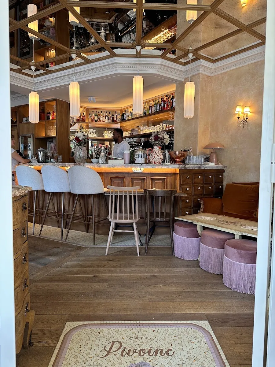 La mosaïque Pivoine au sol, à l'entrée du café