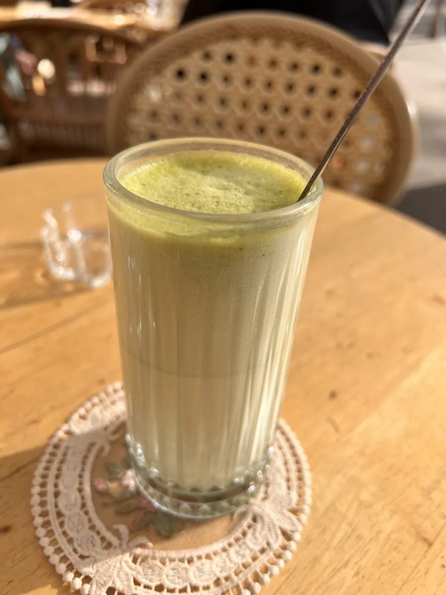 Matcha latte servi au comptoir