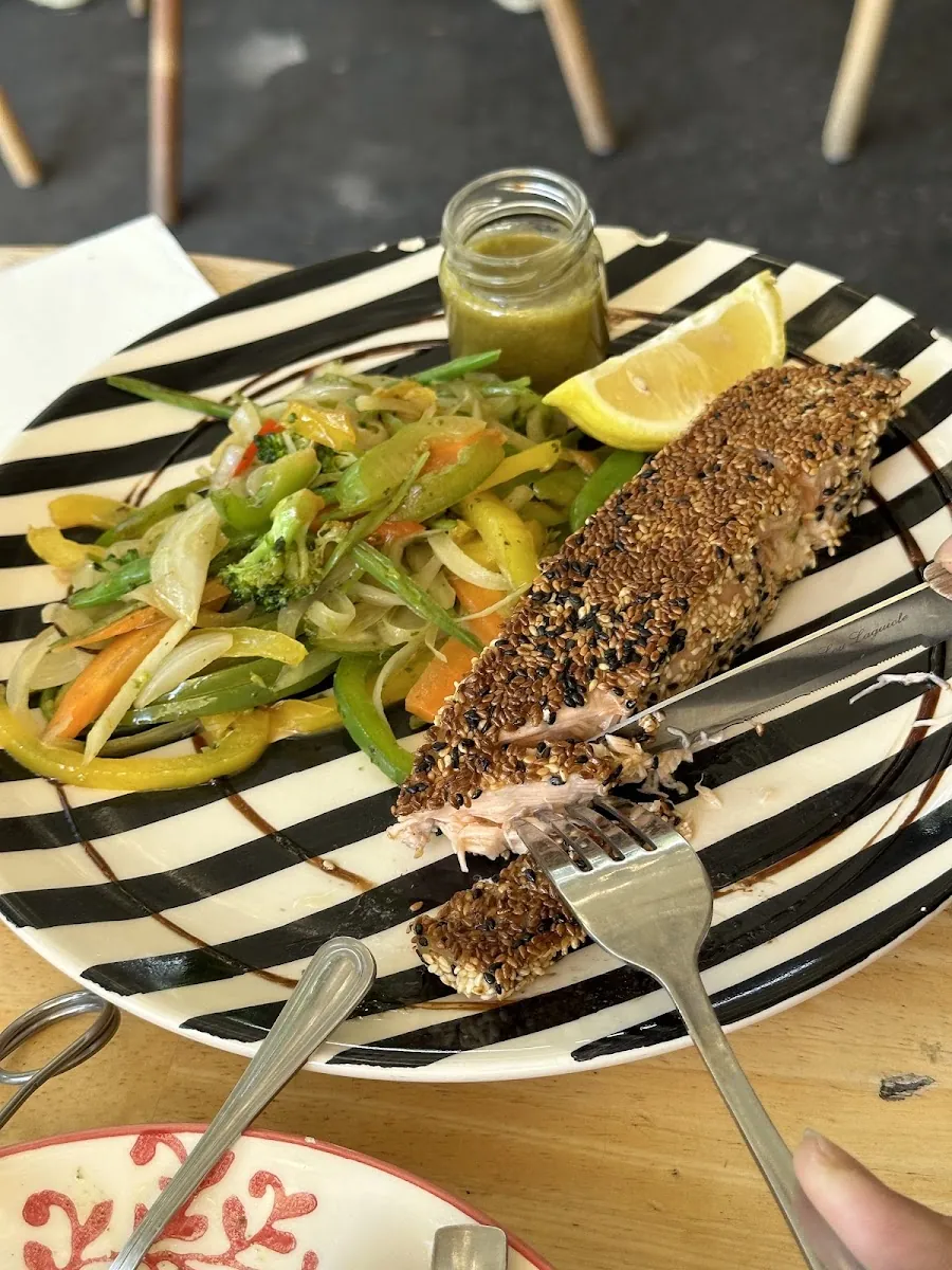 Assiette du midi, pain grillé et salade