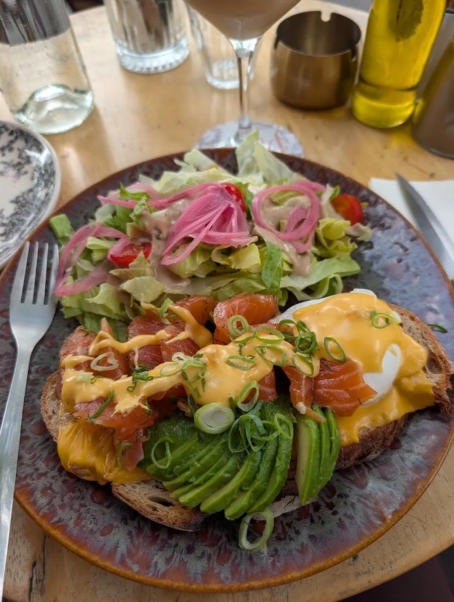 Avocado toast et œufs, servi au brunch