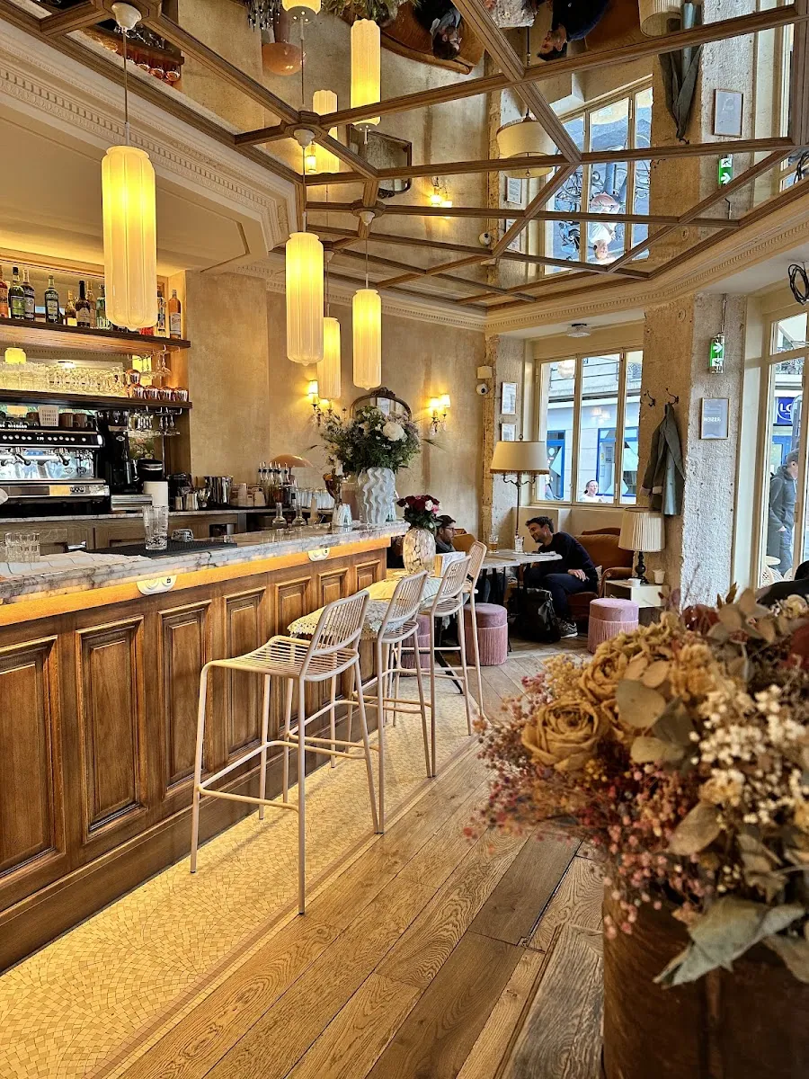 Le comptoir du Café Pivoine et son plafond en miroirs